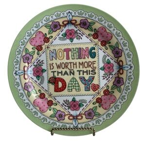 MARY ENGELBREIT Decorative Vintage Y2K Round Collectors Plate 2001 With Stand